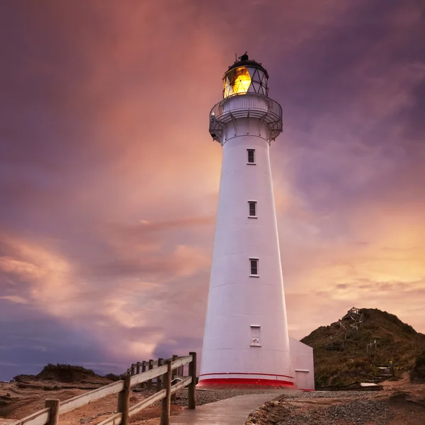 Un phare symbolise visibilité et crédibilité : il est visible de loin, guide les visiteurs, et inspire confiance par sa solidité et sa fiabilité