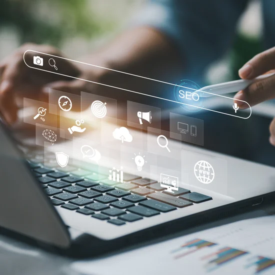 vue d'un ordinateur portable avec un écran déporté qui représente des éléments stratégiques du SEO technique