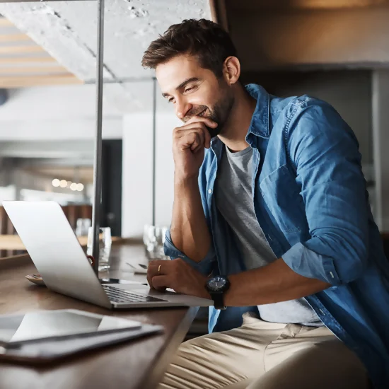 un internaute navigue sur un site vitrine avec le sourire