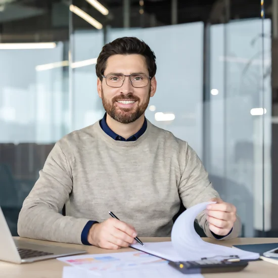 Des tarifs adaptés au périmètre du projet un chef d'entreprise signe un devis avec le sourire