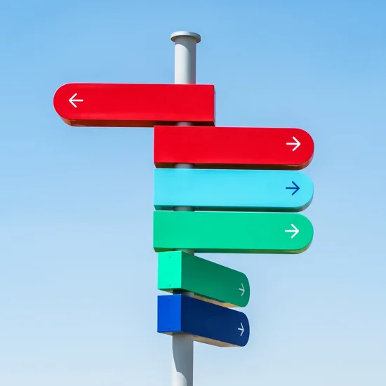Site vitrine : prendre la bonne direction dès le départ un panneau affiche différentes destinations