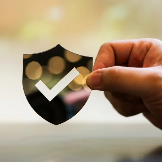 Notre présence à Lens une main tient un écusson avec un check de validation