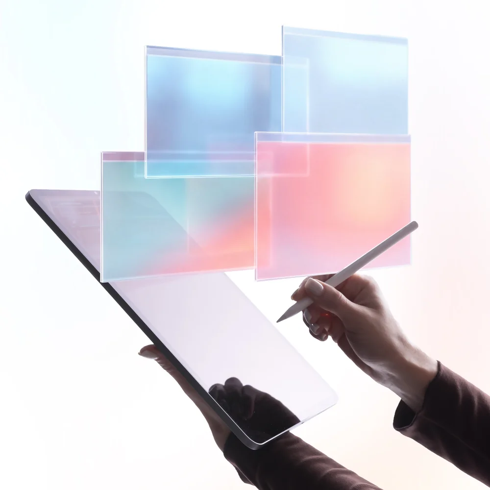 Conception de projets web adaptés aux besoins Tablette avec stylet entourée de panneaux numériques flottants