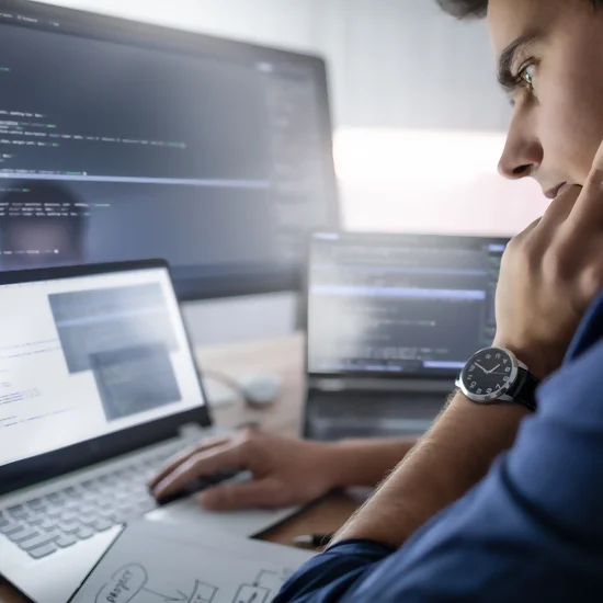 un développeur analyse un site existant